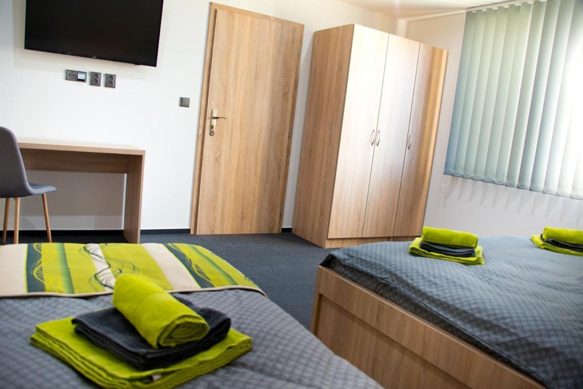 Elvíra V Soukromém Apartmán